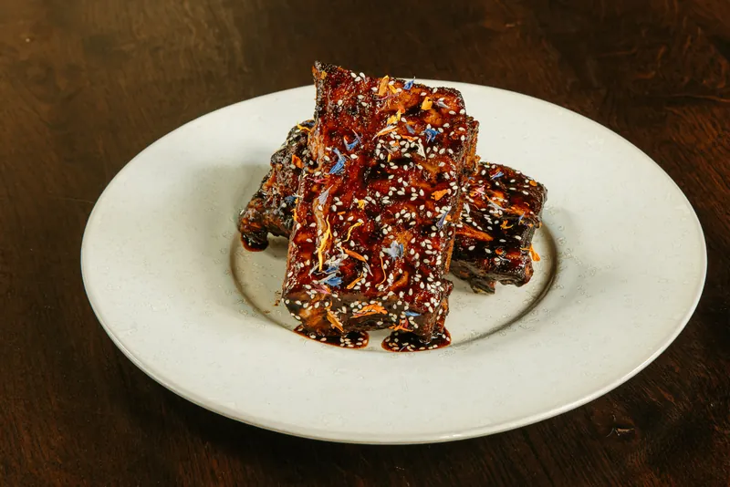 Catering de Vesting spare ribs met sesam en eetbare bloemen