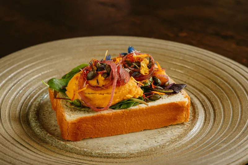 Catering de Vesting toast met puree en eetbare bloemen